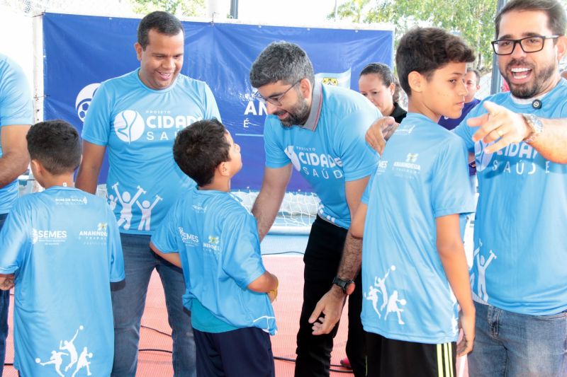 Entrega de camisas para alunos do Projeto Bom de Bola e Bom de Escola na Praça Tancredo Neves