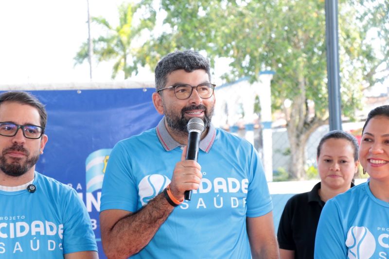 Entrega de camisas para alunos do Projeto Bom de Bola e Bom de Escola na Praça Tancredo Neves