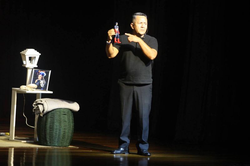 Monólogo além do silêncio com peça teatral de inclusão Autista