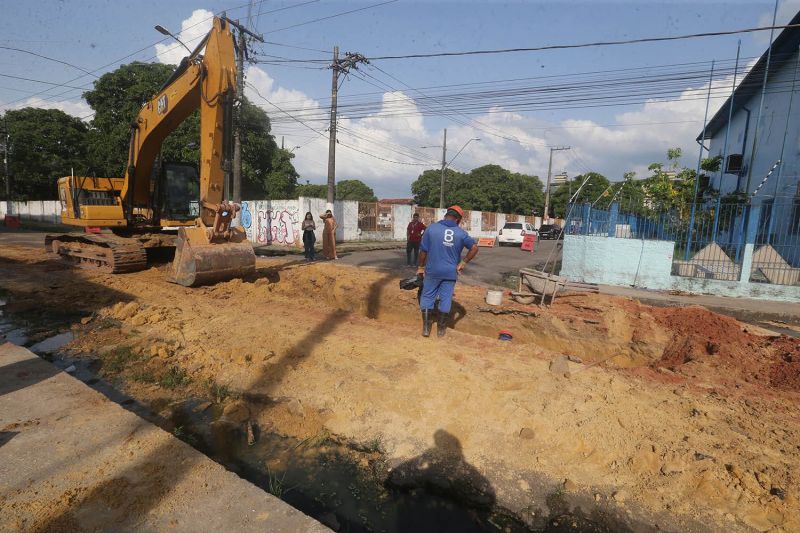 Obras de saneamento e pavimentação na rua José Marcelino