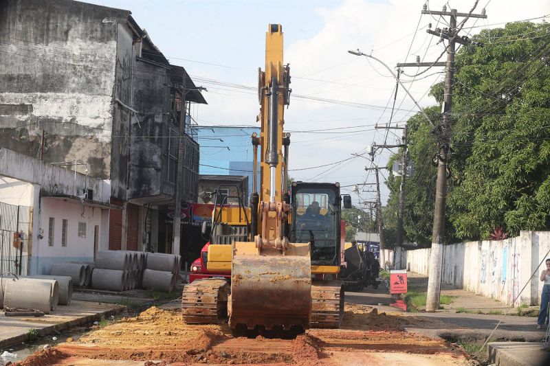 Obras de saneamento e pavimentação na rua José Marcelino