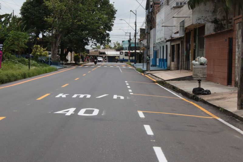 Sinalização viária na avenida Solimões no bairro PAAR