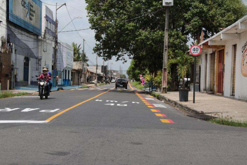 Sinalização viária na avenida Solimões no bairro PAAR