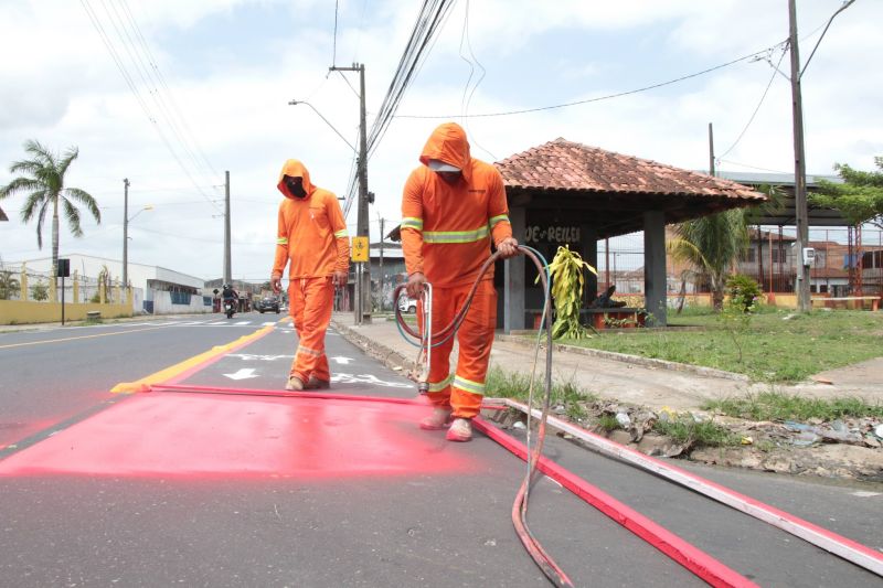 Sinalização viária na avenida Solimões no bairro PAAR