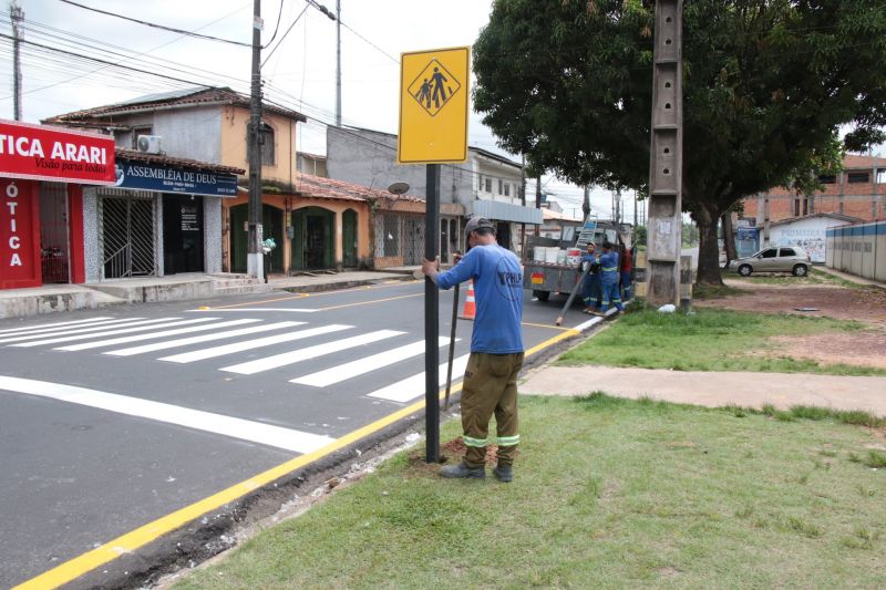 Sinalização viária na avenida Solimões no bairro PAAR