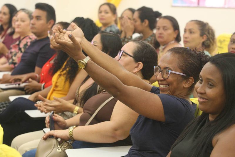 Aula de Libras básica aplicada no atendimento inclusivo
