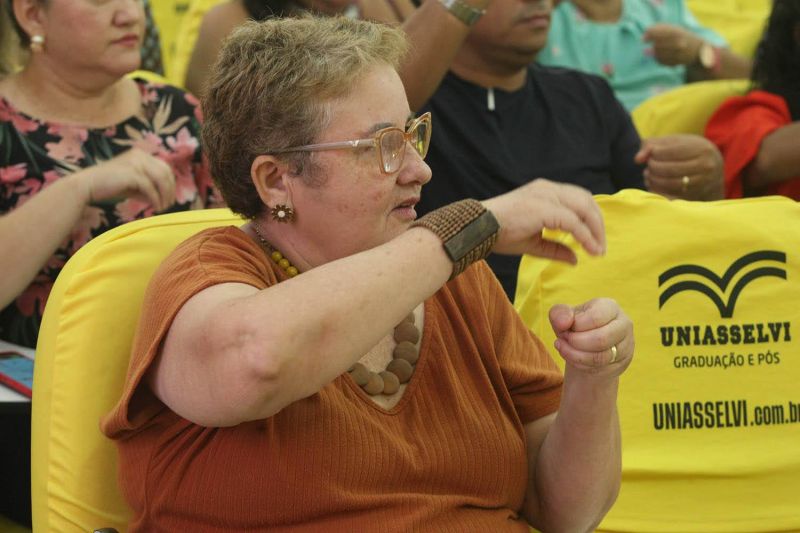 Aula de Libras básica aplicada no atendimento inclusivo