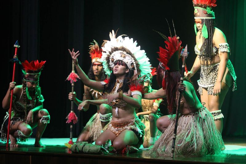 O Herdeiro Cativo do Reino de Mamwe, pauta Racial no teatro Municipal
