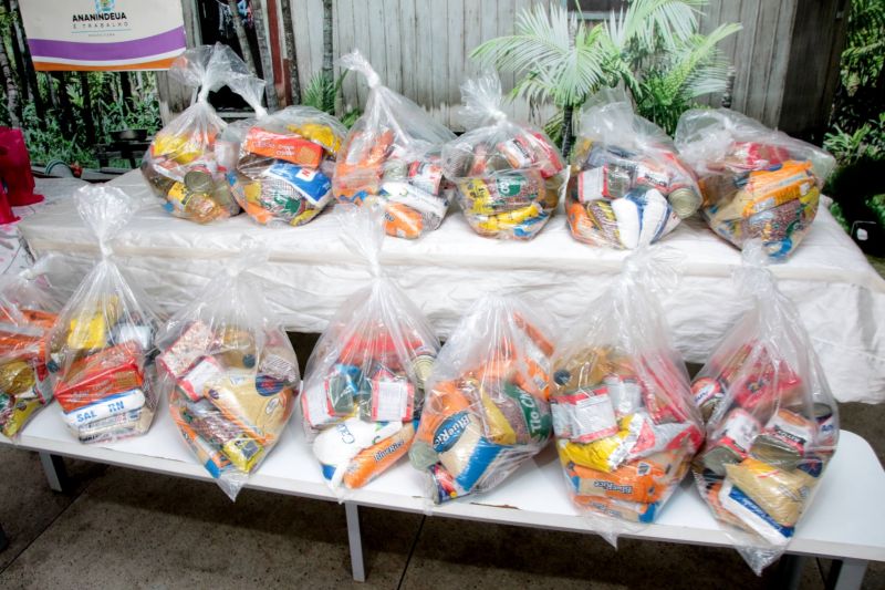 Entrega de apoio alimentar no CRAS Curuçambá