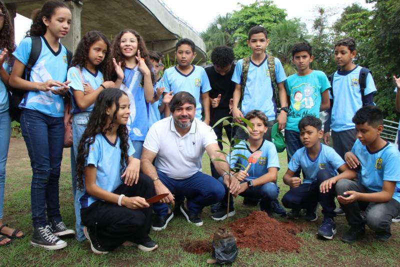 Secretário Fábio Moura, plantando mudas de Ananindeua com alunos da escola Padre Burarelli.
