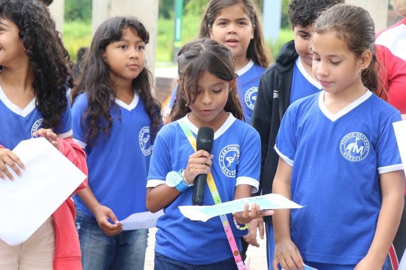 Alunos da escola Maguari lendo poemas sobre a importância da água.