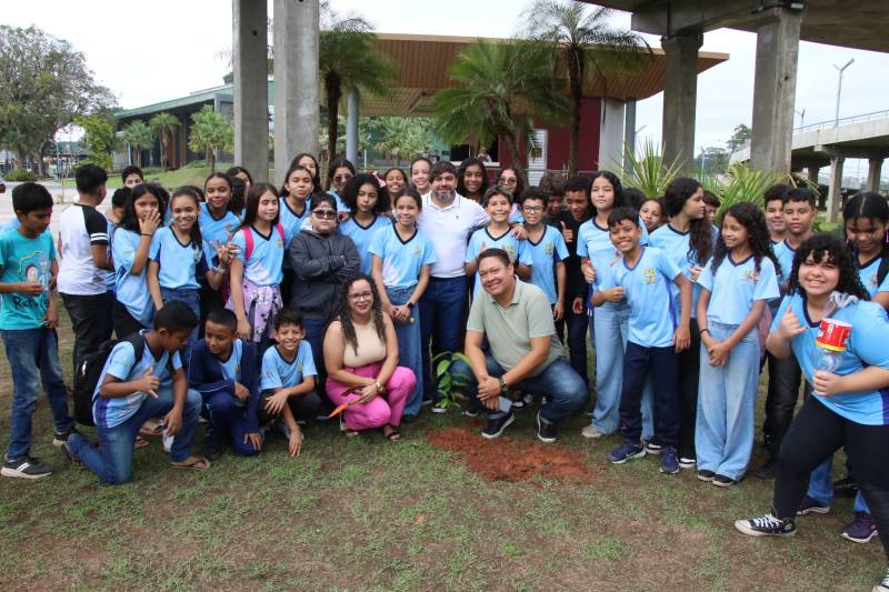 Professores e coordenadores da escola Padre Gabriel Burarelli, com alunos.