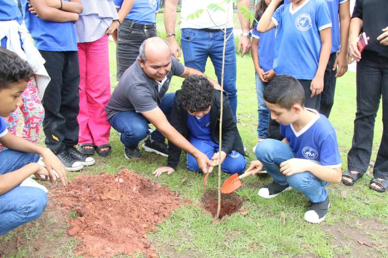 Secretário adjunto da Sema, Chiquinho Silva, plantando mudas com alunos da escola Maguari.