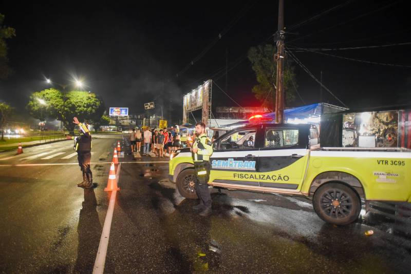 Agentes da Semutran organizando o trânsito proximo ao evento.