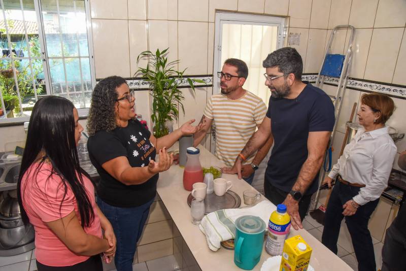 Dona Clévia oferecendo um café da manhã para o prefeito Dr. Daniel Santos e o vice-prefeito Dr. Hugo Atayde.  
