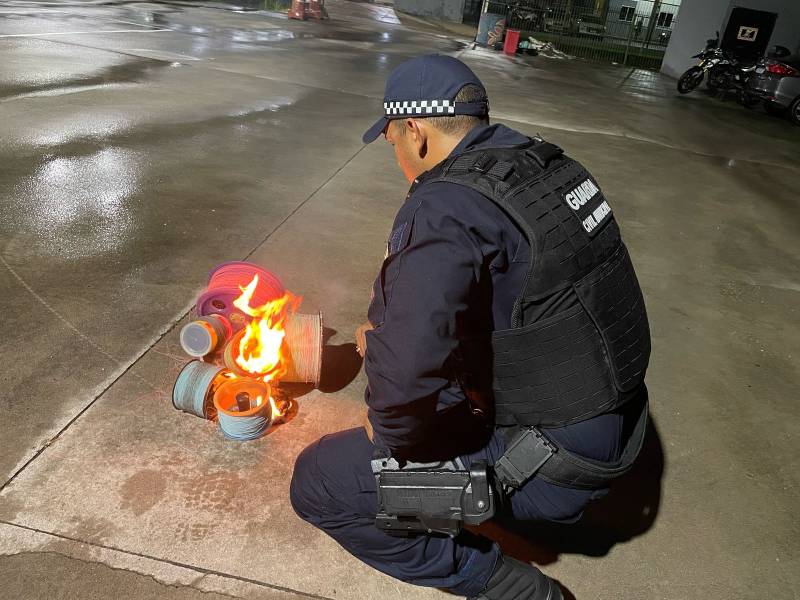 Material sendo queimado pela Policia Municipal.
