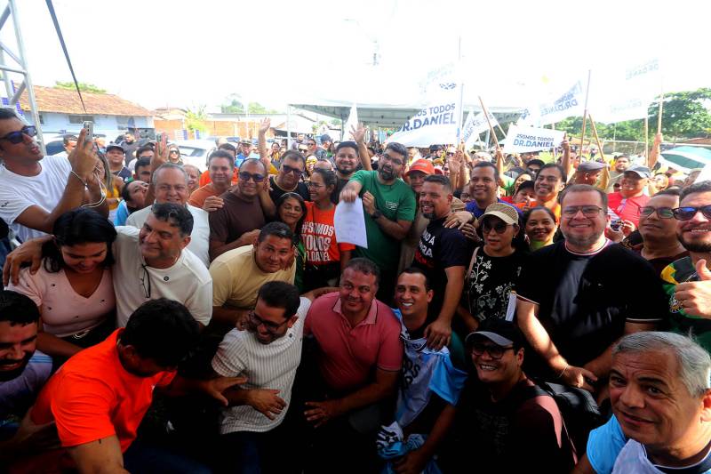 Prefeito de Ananindeua, Doutor Daniel Santos, junto dos moradores e autoridades políticas locais, com a Ordem de Serviço assinada