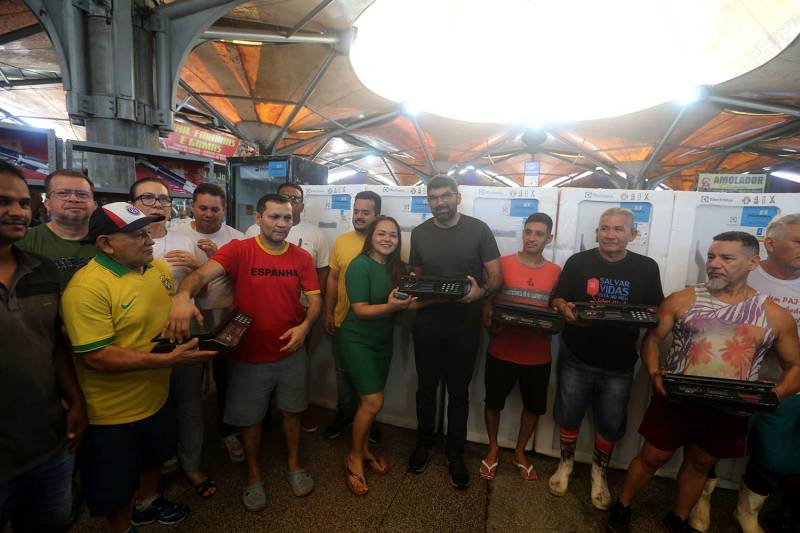 A secretária Ivelane Catarini e o prefeito, Doutor Daniel Santos, durante a entrega dos novos equipamentos para os feirantes.