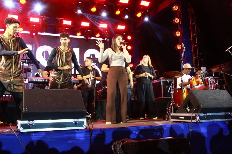 A banda local Nova Melodia abriu a noite do festival com uma apresentação contagiante.