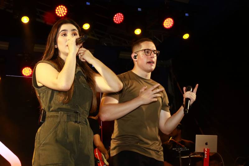 Jefferson e Suellen fizeram o público cantar e pular com repertório de grandes sucesso da música cristã.