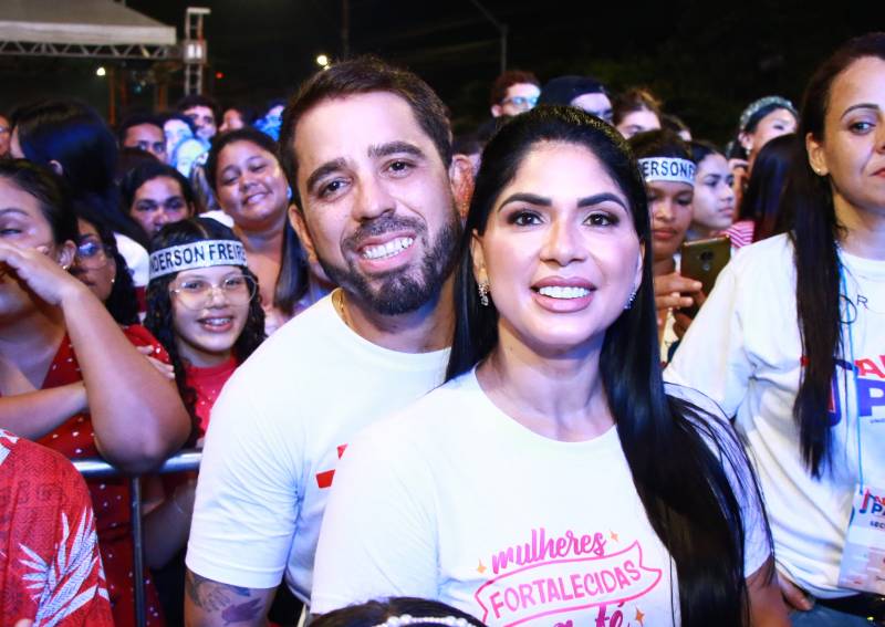 Vice-prefeito Dr. Hugo Atayde e sua esposa Leidiany Atayde, prestigiando o evento cristão juntos.