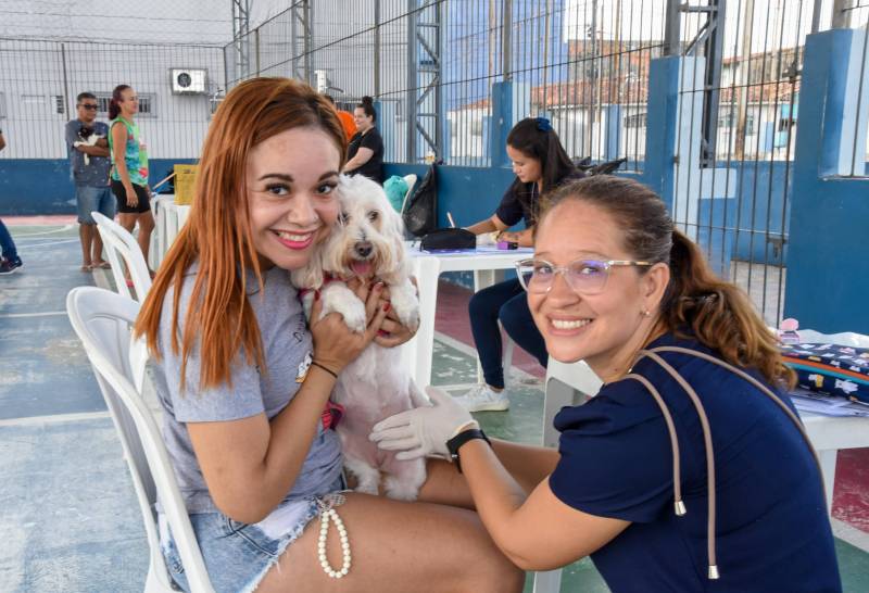 Wanea Bogea, com sua cadelinha Pérola, na consulta com a veterinária da SEMPA Erica Schillder.