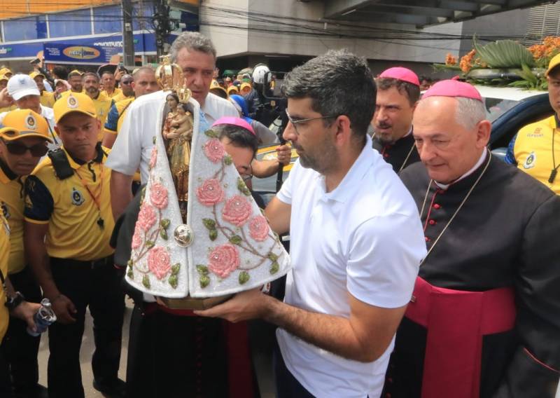 Prefeito, Doutor Daniel Santos, com a imagem de Nossa Senhora de Nazaré.