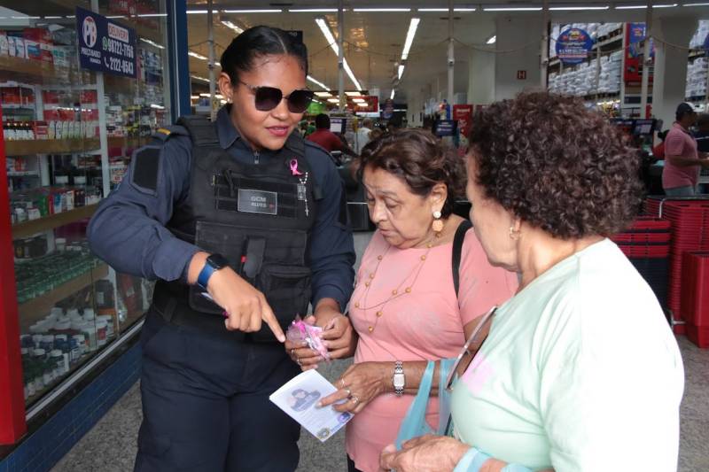 Grupamento "Protege Mulher" realiza ação de conscientização em supermercado de Ananindeua