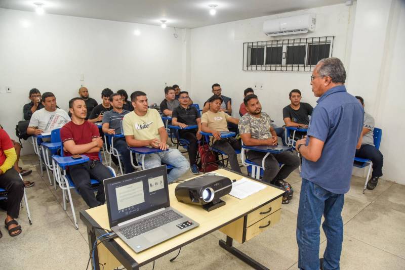 Curso de técnicas de pintura transforma a rotina de alunos no Centro de Inclusão Produtiva