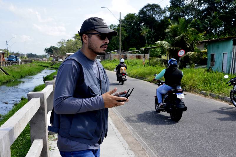 Equipe da UFRA utilizando drone para mapear a área. 