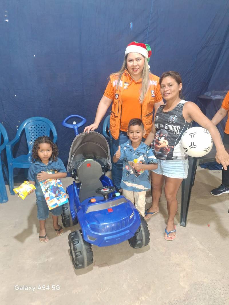 Familías recebem doações de brinquedos.