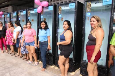 Dia Internacional da Mulher: Prefeitura entrega expositores refrigerados para feirantes de Ananindeua