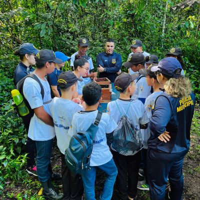 Alunos do Projeto Anjos da Guarda realizam visita educativa ao Refúgio de Vida Silvestre Metrópole da Amazônia