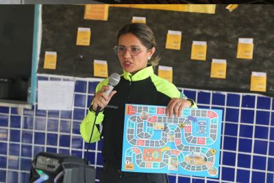 Alunos da escola Municipal Clóvis Begot recebem educação no trânsito pela Semutran  