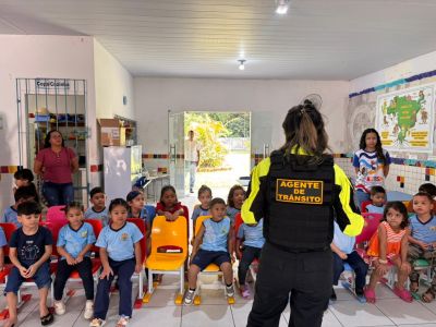 SEMUTRAN promove aula de cidadania no trânsito para crianças da UEI Sementes do Ananin