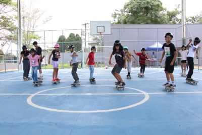 CEU das Artes: Crianças participam de projeto social que ensina a andar de skate