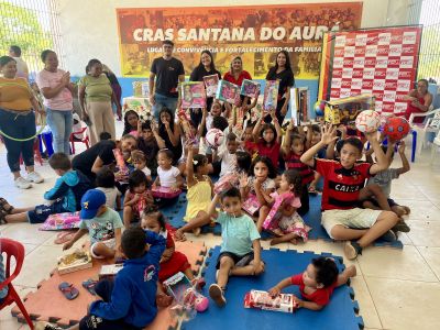 Alegria e solidariedade marcam a entrega de brinquedos no CRAS Santana do Aurá