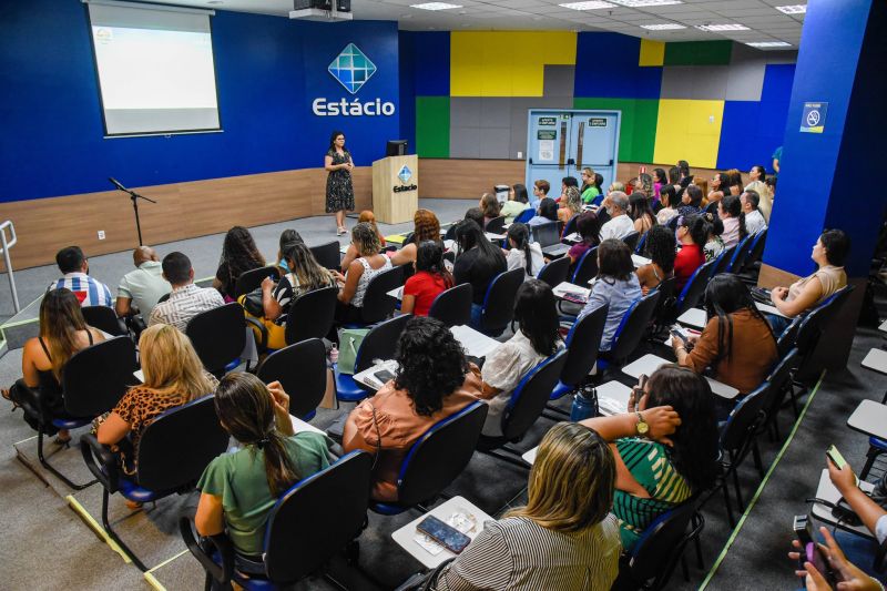 Formação de Gerentes de Saúde no auditório da Estácio