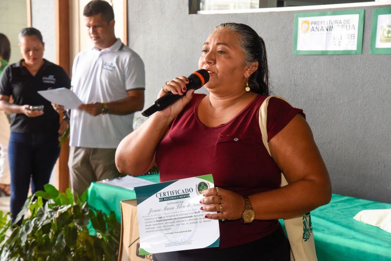Projeto Conectados com Sustentabilidade com entrega de certificados e computadores