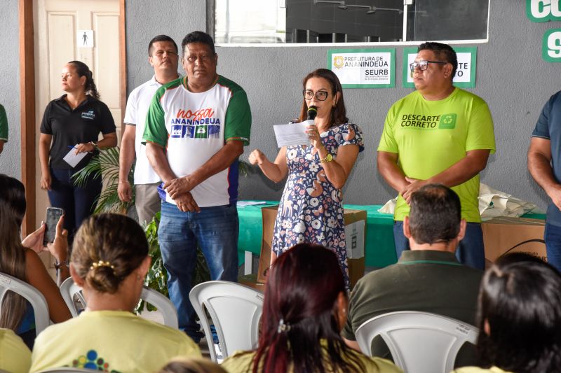 Projeto Conectados com Sustentabilidade com entrega de certificados e computadores