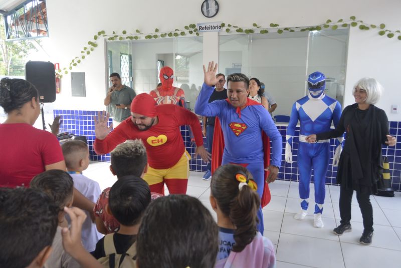 Abertura do ano letivo na escola Hildegarda de Miranda