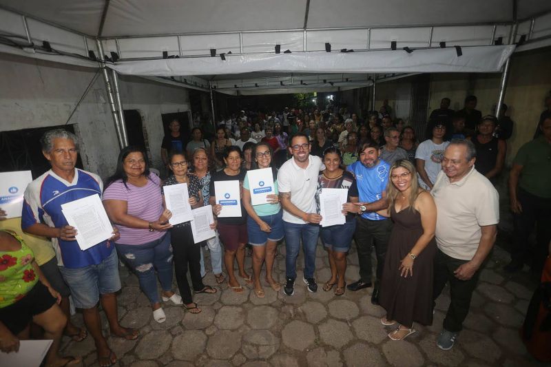 Entrega de certidões de registro de imóveis na comunidade Levilândia