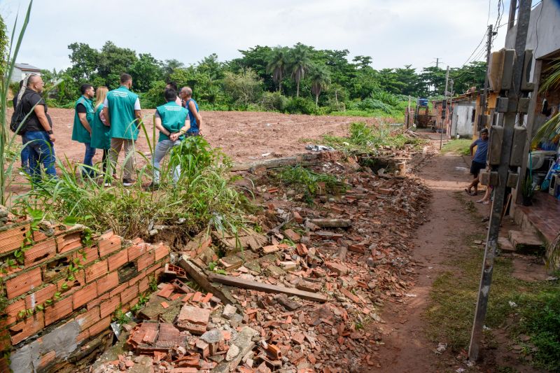 Equipe da Secretaria em notificação sobre o desabamento do muro na alameda Sofia no bairro Centro