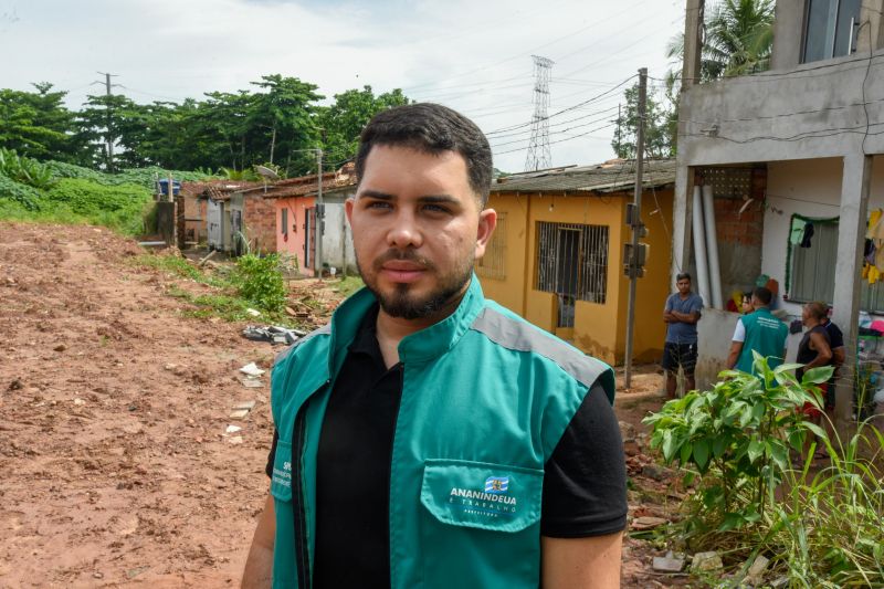 Equipe da Secretaria em notificação sobre o desabamento do muro na alameda Sofia no bairro Centro