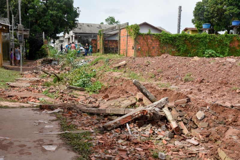 Equipe da Secretaria em notificação sobre o desabamento do muro na alameda Sofia no bairro Centro