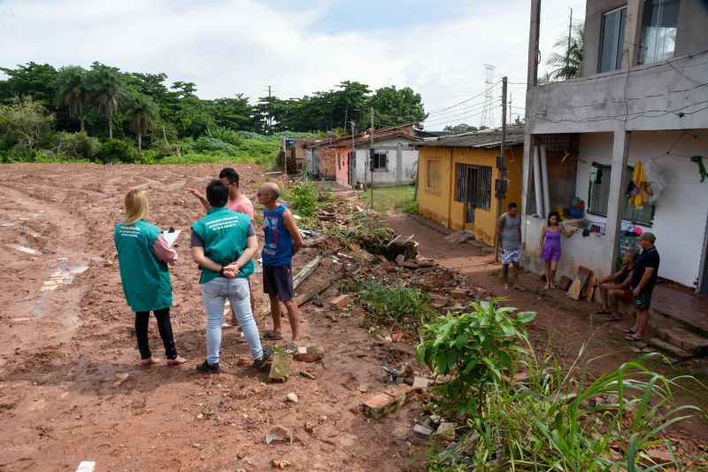 Equipe da Secretaria em notificação sobre o desabamento do muro na alameda Sofia no bairro Centro