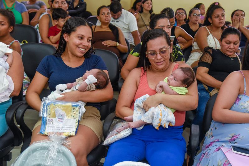 Entrega de Kit Enxoval