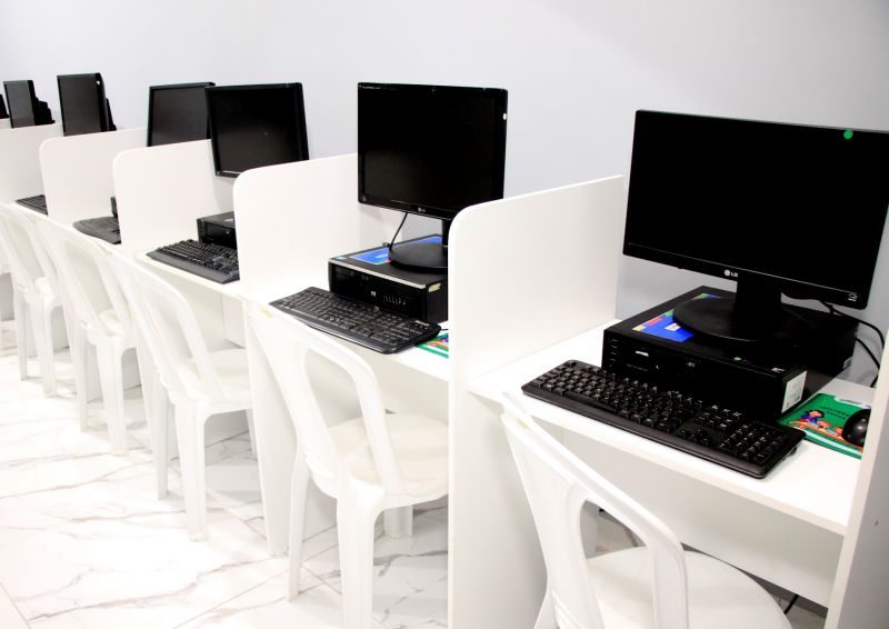 Entrega de computadores para o centro comunitário do Park Anne