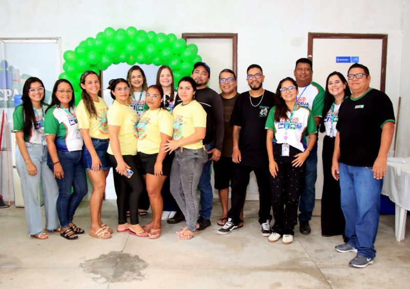 Entrega de computadores para o centro comunitário do Park Anne
