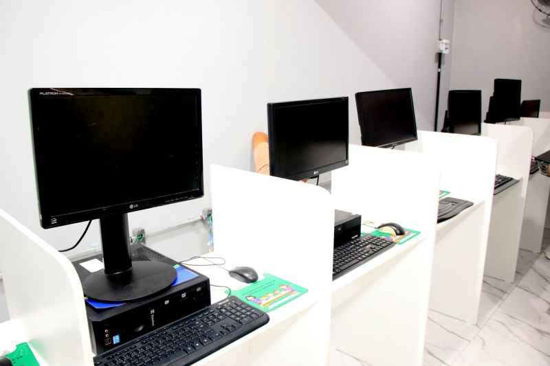 Entrega de computadores para o centro comunitário do Park Anne